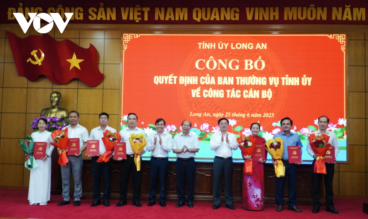 Long An công bố thêm các quyết định về công tác cán bộ
